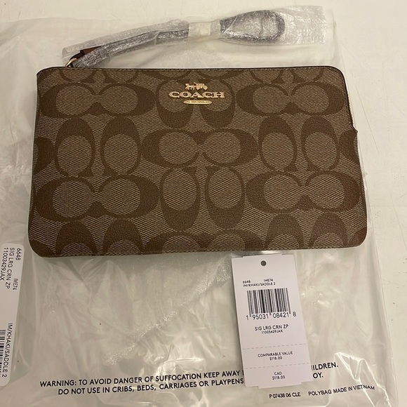 NWT Coach corner zip wristlet. - Picture 1 of 3